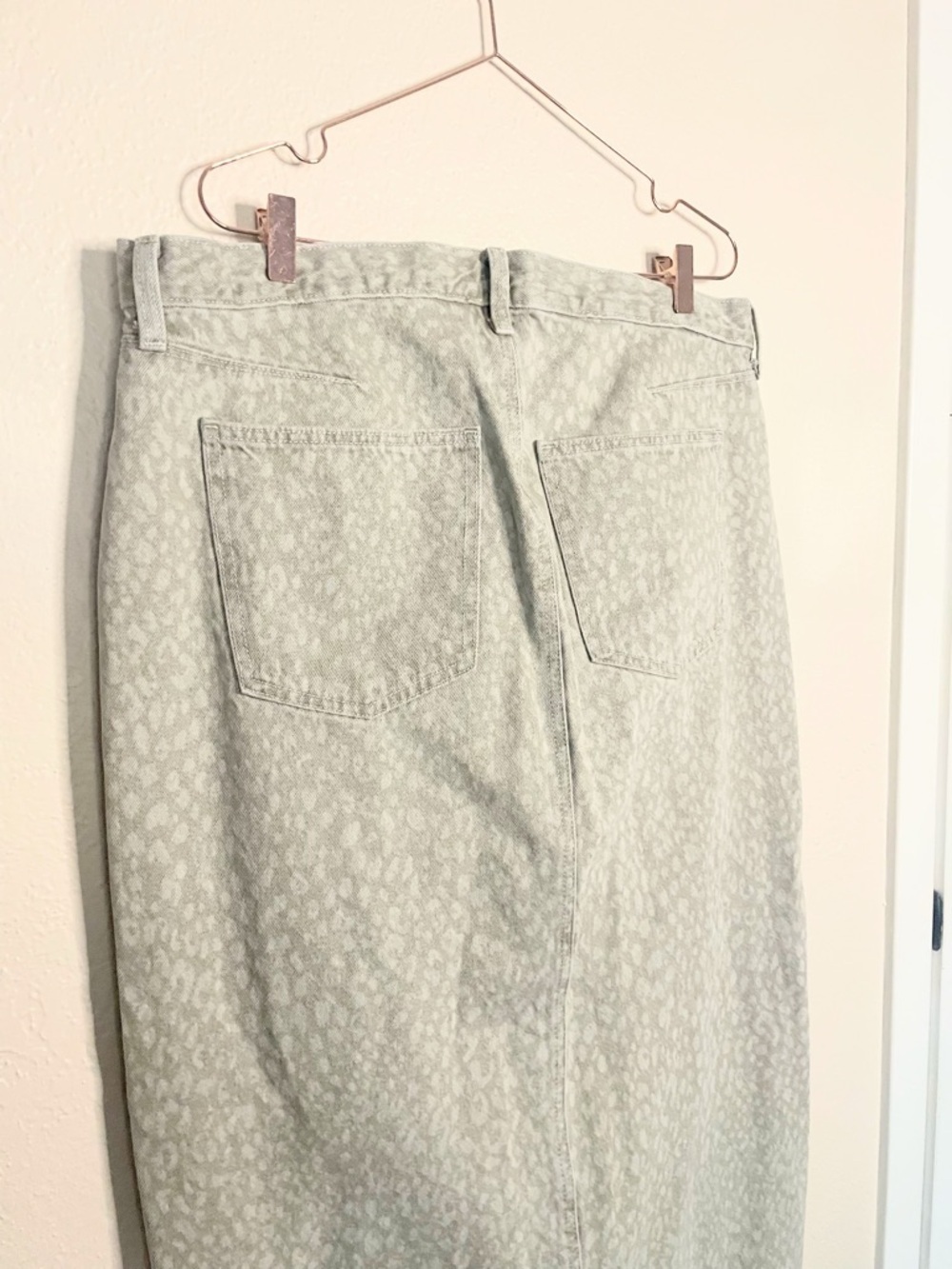 Universal Thread Gray Leopard Print Denim Midi Skirt Size 16 - Picture 7 of 9